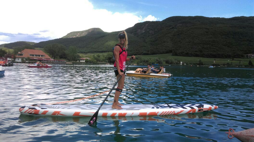 Susak accetta la sfida e gareggia con un sup gonfiabile...