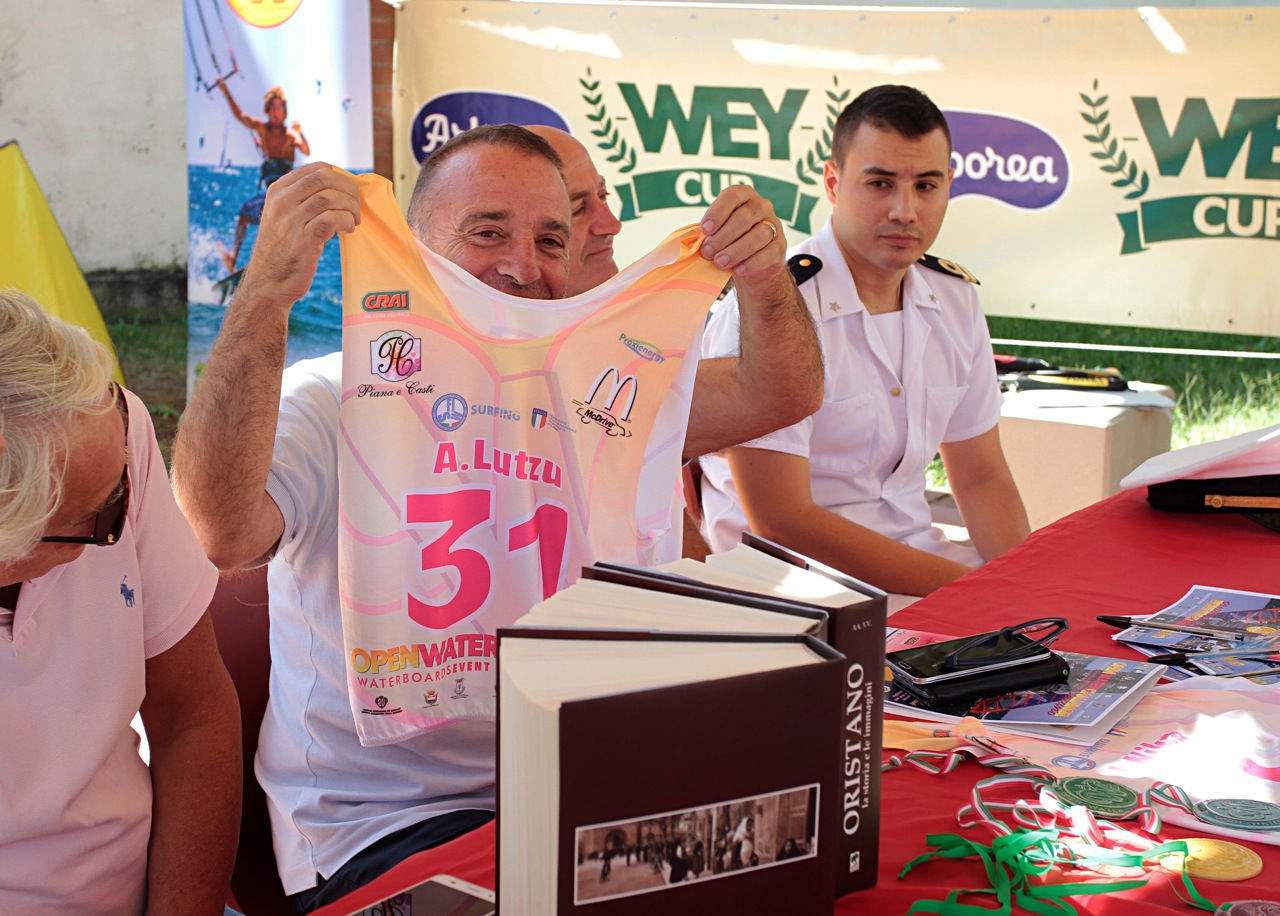 Il sindaco mostra la sua lycra ufficiale dell'evento...